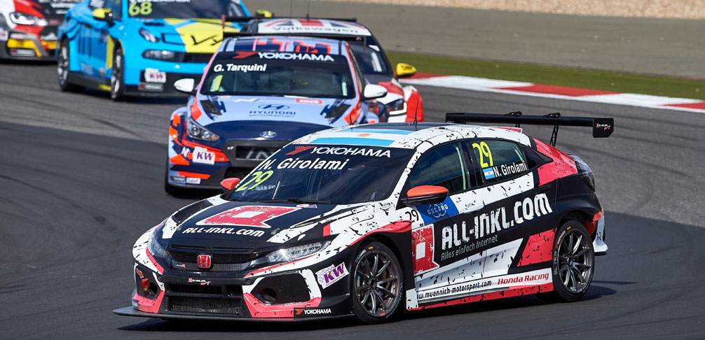 Nestor Girolami leading the race in WTCR